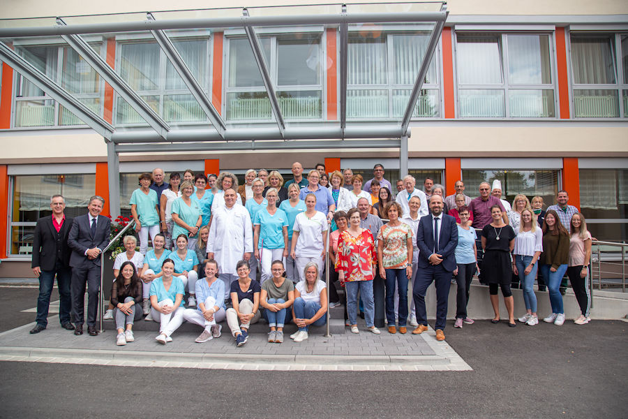 Gruppenbild aller Mitarbeitenden vor der Klinik Gruppenbild aller Mitarbeitenden vor der Klinik