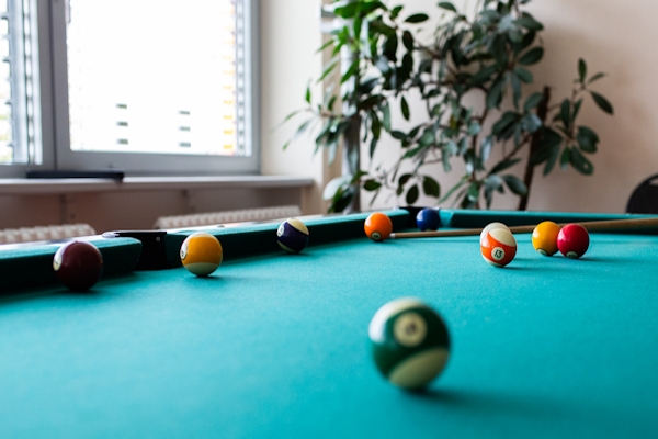 Billardkugeln in Nahaufnahme auf einem Billiardtisch  Billardkugeln in Nahaufnahme auf einem Billiardtisch