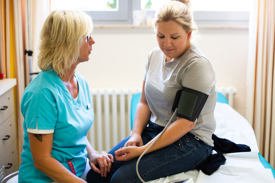 Zwei Frauen messen den Blutdruck Zwei Frauen messen den Blutdruck