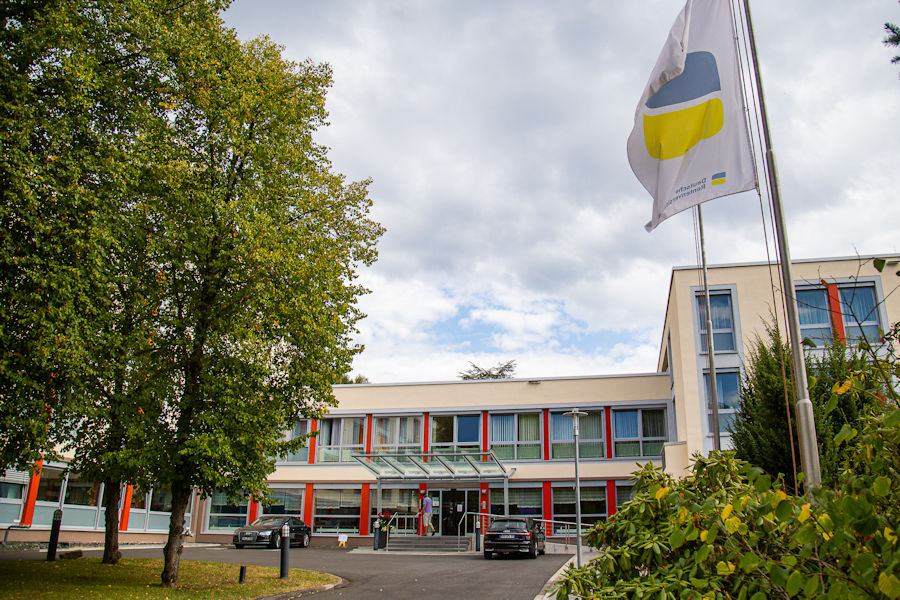 Eingang der Klinik Hartwald umsäumt von Bäumen und Sträuchern  Eingang der Klinik Hartwald umsäumt von Bäumen und Sträuchern