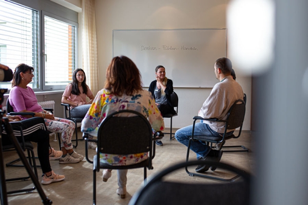 Gesprächsgruppe sitzt Stuhlkreis Gesprächsgruppe sitzt Stuhlkreis