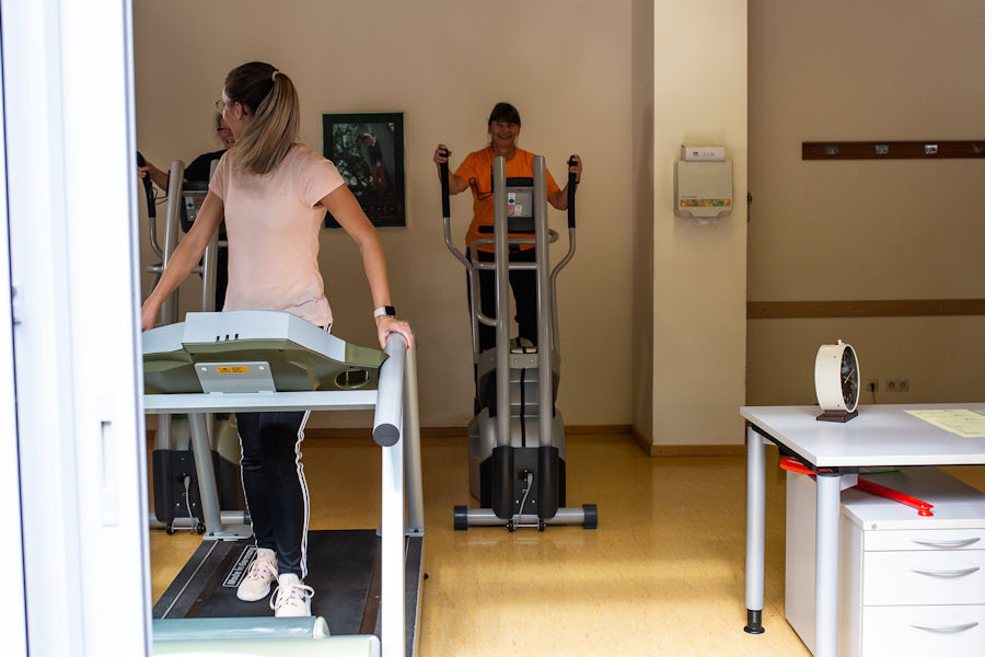Frauen auf dem Laufband und Ergometer Frauen auf dem Laufband und Ergometer
